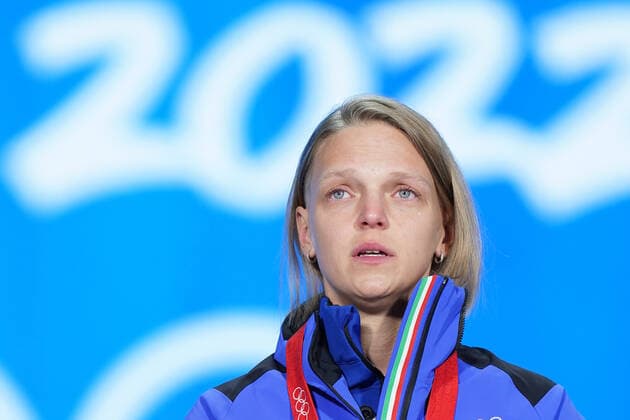 (220208) -- BEIJING, Feb. 8, 2022 -- Gold medalist Arianna Fontana of Italy drops tear during the awarding ceremony of women s 500m short track Speed skating, Eisschnelllauf at the Beijing Medals Plaza of the Winter Olympics in Beijing, capital of China, Feb. 8, 2022. ) (BEIJING2022)CHINA-BEIJING-OLYMPIC Winter games, Winterspiele,Spiele, Summer games SHORT TRACK SPEED SKATING-AWARDING CEREMONY (CN) JuxHuanzong 