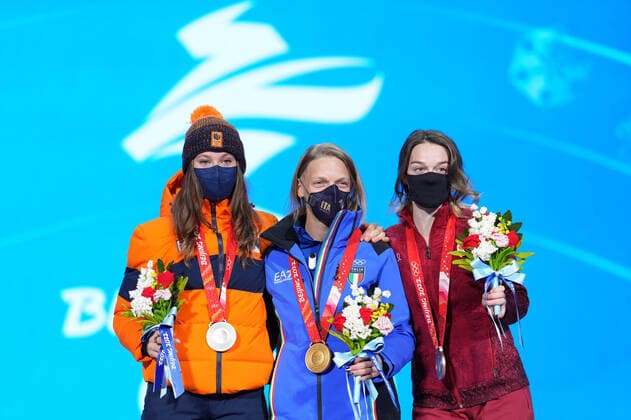 (220208) -- BEIJING, Feb. 8, 2022 -- Silver medallist Netherland s Suzanne Schulting (L), gold medallist Italy s Arianna Fontana (C) and bronze medallist Canada s Kim Boutin pose for a photo during the awarding ceremony of women s 500m short track Speed skating, Eisschnelllauf at the Beijing Medals Plaza of the Winter Olympics in Beijing, capital of China, Feb. 8, 2022. ) (BEIJING2022)CHINA-BEIJING-OLYMPIC Winter games, Winterspiele,Spiele, Summer games SHORT TRACK SPEED SKATING-AWARDING CEREMONY (CN) JuxHuanzong