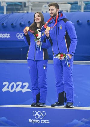 (220208) -- BEIJING, Feb. 8, 2022 -- Gold Medalist Stefania Constantini (L) of Italy and her teammate Amos Mosaner pose for a photo during the awarding ceremony after the curling mixed doubles gold medal game of the Beijing 2022 Winter Olympics between Italy and Norway at the National Aquatics Centre in Beijing, capital of China, Feb. 8, 2022. ) (BEIJING2022)CHINA-BEIJING-WINTER Olympic Games, Olympische Spiele, Olympia, OS CURLING-MIXED DOUBLES-GOLD MEDAL GAME-ITALY VS NORWAY(CN) HuangxXiaobang 
