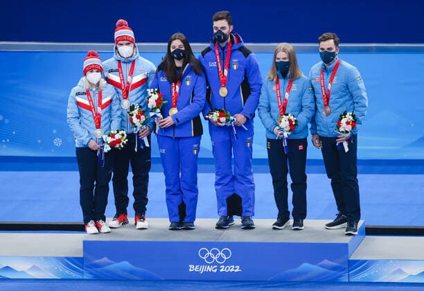 Sport Bilder des Tages (220208) -- BEIJING, Feb. 8, 2022 -- Gold medalists Stefania Constantini and Amos Mosaner of Italy (C), silver medalists Kristin Skaslien and Magnus Nedregotten of Norway (L) and bronze medalists Almida de Val and Oskar Eriksson of Sweden attend the flower ceremony of the curling mixed doubles event of the Beijing 2022 Winter Olympics at the National Aquatics Centre in Beijing, capital of China, Feb. 8, 2022. ) (BEIJING2022)CHINA-BEIJING-WINTER Olympic Games, Olympische Spiele, Olympia, OS CURLING-MIXED DOUBLES-FLOWER CEREMONY (CN) YangxLei 