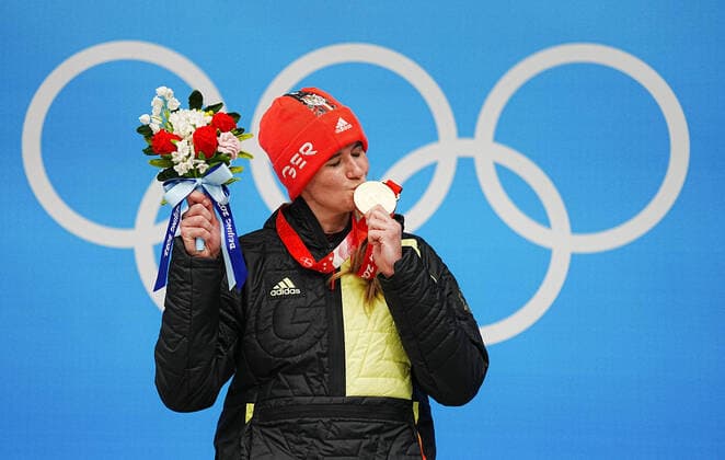 Bilder des Jahres 2022, Sport 02 Februar Sport Themen der Woche KW06 Sport Bilder des Tages (220208) -- BEIJING, Feb. 8, 2022 -- Gold medallist Natalie Geisenberger of Germany celebrates during the awarding ceremony after women s singles run?of luge event?at the Yanqing?National Sliding Centre in Yanqing?district of Beijing, capital of China, Feb. 8, 2022. ) (BEIJING2022)CHINA-BEIJING-YANQING-OLYMPIC Winter games, Winterspiele,Spiele, Summer games LUGE-WOMEN S SINGLES (CN) JiangxWenyao 