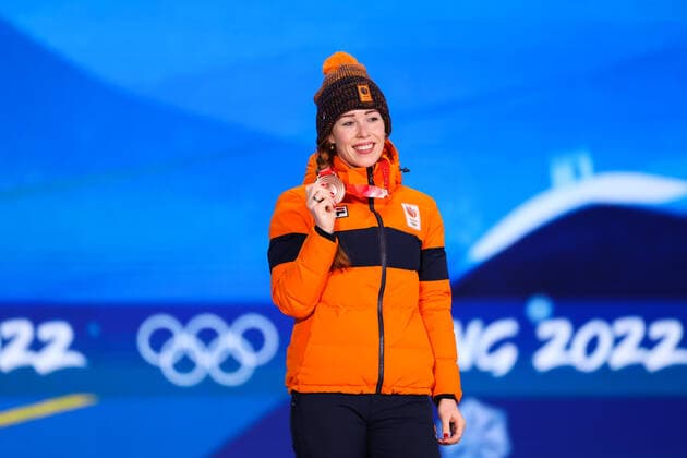 BEIJING, CHINA - FEBRUARY 08: Bronze medallist Antoinette de Jong of Team Netherlands poses with her medal during the Women s 1500m medal ceremony on Day 4 of the Beijing 2022 Winter Olympic Games, Olympische Spiele, Olympia, OS at Beijing Medal Plaza on February 8, 2022 in Beijing, China.  Copyright: xVCGx CFP111368323104 