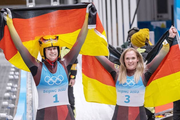 Bilder des Jahres 2022, Sport 02 Februar Sport Themen der Woche KW06 Sport Bilder des Tages CHN, Olympische Winterspiele, Peking 2022 08.02.2022, National Sliding Centre, Yanqing, CHN, Olympische Winterspiele, Peking 2022, Rodeln, Einsitzer, Damen, 4. Lauf, im Bild v.l. Natalie Geisenberger (GER), Anna Berreiter (GER) f.l. Natalie Geisenberger of Germany, Anna Berreiter of Germany reacts after her 4th run of women s Luge single seater competition for the Winter Olympic Games, Olympische Spiele, Olympia, OS Beijing 2022. National Sliding Centre in Yanqing, China on 2022 02 08. Yanqing China National Sliding Centre *** CHN, Winter Olympic Games, Beijing 2022 08 02 2022, National Sliding Centre, Yanqing, CHN, Winter Olympic Games, Beijing 2022, Luge, Single seater, Women, 4 run, in picture v l Natalie Geisenberger GER , Anna Berreiter GER f l Natalie Geisenberger of Germany, Anna Berreiter of Germany reacts after her 4th run of women s Luge single seater competition for the Winter Olympic Games Beijing 2022 National Sliding Centre in Yanqing, China on 2022 02 08 Yanqing China National Sliding Centre