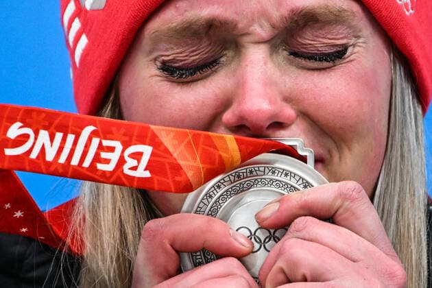 China Olympics 2022 Medal Ceremony 8108692 08.02.2022 Sliver medalist Germany s Anna Berreiter reacts during the medal ceremony after the women s singles luge event of the Beijing 2022 Winter Olympic Games, Olympische Spiele, Olympia, OS at the National Sliding Centre in Yanqing, China. Vladimir Astapkovich Sputnik Yanqing China  Copyright: xVladimirxAstapkovichx