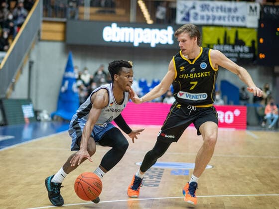 TJ Shorts (HAKRO Merlins Crailsheim) im Zweikampf Jordan Swing (Kyiv Basket), HAKRO Merlins Crailsheim vs. Kiew Basket, Basketball FIBA Europe Cup, 5. Spieltag Hauptrunde, 08.02.2022, Spielzeit 2021 2022 Merlins Crailsheim vs. Kiew Basket, Basketball FIBA Europe Cup, 5. Spieltag Hauptrunde, 08.02.2022, Spielzeit 2021 2022 Copyright: xEibner Memmlerx EP_MMR