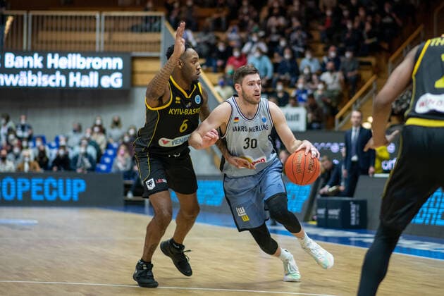 Jon Gudmundsson (HAKRO Merlins Crailsheim) im Zweikampf mit Jeffery Garrett (Kyiv Basket), HAKRO Merlins Crailsheim vs. Kiew Basket, Basketball FIBA Europe Cup, 5. Spieltag Hauptrunde, 08.02.2022, Spielzeit 2021 2022 Merlins Crailsheim vs. Kiew Basket, Basketball FIBA Europe Cup, 5. Spieltag Hauptrunde, 08.02.2022, Spielzeit 2021 2022 Copyright: xEibner Memmlerx EP_MMR