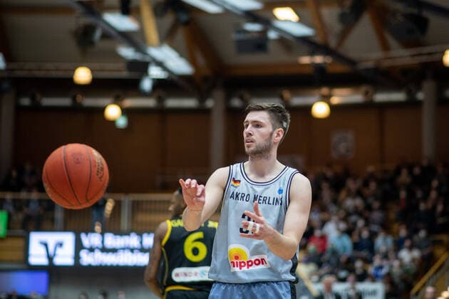 Jon Gudmundsson (HAKRO Merlins Crailsheim) am Ball, HAKRO Merlins Crailsheim vs. Kiew Basket, Basketball FIBA Europe Cup, 5. Spieltag Hauptrunde, 08.02.2022, Spielzeit 2021 2022 Merlins Crailsheim vs. Kiew Basket, Basketball FIBA Europe Cup, 5. Spieltag Hauptrunde, 08.02.2022, Spielzeit 2021 2022 Copyright: xEibner Memmlerx EP_MMR