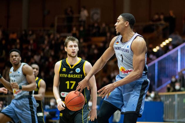 Jaren Lewis (HAKRO Merlins Crailsheim) am Ball, HAKRO Merlins Crailsheim vs. Kiew Basket, Basketball FIBA Europe Cup, 5. Spieltag Hauptrunde, 08.02.2022, Spielzeit 2021 2022 Merlins Crailsheim vs. Kiew Basket, Basketball FIBA Europe Cup, 5. Spieltag Hauptrunde, 08.02.2022, Spielzeit 2021 2022 Copyright: xEibner Memmlerx EP_MMR