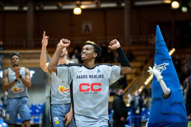 TJ Shorts (HAKRO Merlins Crailsheim) und Team jubeln ueber Sieg und Einzug in das Viertelfinale, HAKRO Merlins Crailsheim vs. Kiew Basket, Basketball FIBA Europe Cup, 5. Spieltag Hauptrunde, 08.02.2022, Spielzeit 2021 2022 Merlins Crailsheim vs. Kiew Basket, Basketball FIBA Europe Cup, 5. Spieltag Hauptrunde, 08.02.2022, Spielzeit 2021 2022 Copyright: xEibner Memmlerx EP_MMR