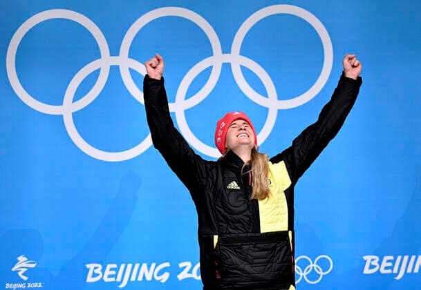 Sport Bilder des Tages GEISENBERGER Natalie Team GER Olympiasiegerin Rodeln der Frauen Siegerehrung am Dienstag den 08.02.2022 in Yanqing Olympische Winterspiele 2022 in Peking China *** GEISENBERGER Natalie Team GER Olympic Champion Womens Luge Award Ceremony on Tuesday 08 02 2022 in Yanqing 2022 Olympic Winter Games in Beijing China