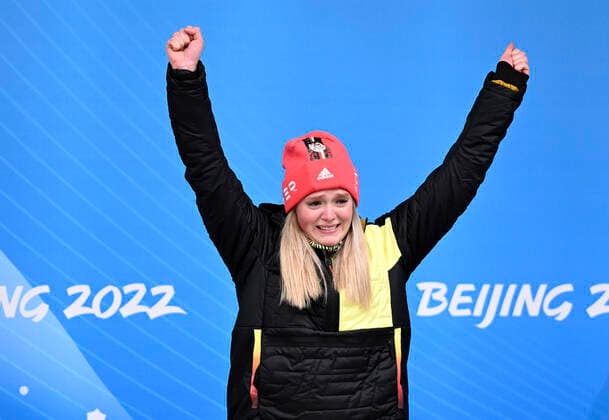 BERREITER Anna Team GER Rodeln der Frauen 2.Platz Siegerehrung am Dienstag den 08.02.2022 in Yanqing Olympische Winterspiele 2022 in Peking China *** BERREITER Anna Team GER womens luge 2 place award ceremony on Tuesday 08 02 2022 in Yanqing Olympic Winter Games 2022 in Beijing China