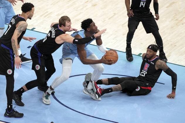 L.A. Clippers Luke Kennard (5) defends Memphis Grizzlies Jaren Jackson Jr. (13) as he goes up for a shot in the 1st half of the the game at FedEx Forum in Memphis, Tennessee, USA, 8, February, 2022. (Karen Pulfer Focht EFE) Clippera at Memphis Grizzlies Basketball !ACHTUNG: NUR REDAKTIONELLE NUTZUNG!  Copyright: xKARENxPULFERxFOCHTx AME4538 20220209-cf60080b001a0136b13a05dc4c22e39f68a4ed2c