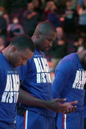 L.A. Clippers Serge Ibaka (9) prays before the 1st half of the game against the Memphis Grizzlies at FedEx Forum in Memphis, Tennessee, USA, 8, February, 2022. (Karen Pulfer Focht EFE) Clippera at Memphis Grizzlies Basketball !ACHTUNG: NUR REDAKTIONELLE NUTZUNG!  Copyright: xKARENxPULFERxFOCHTx AME4540 20220209-e5410efbe22df93a4b1fa01ffcff9109cf8000bd