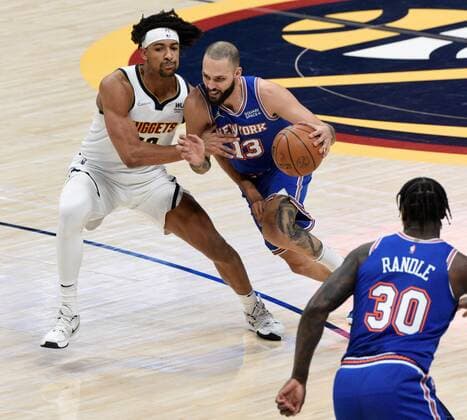 New York Knicks guard Evan Fournier 13, center, brings the ball down court as he fights off Denver Nuggets forward Zeke Nnaji 22, left, as New York Knicks forward Julius Randle 30, right, looks on during the first quarter at the Ball Arena in Denver, CO, USA, 08 February 2022. EPA Todd Pierson Denver Nuggets - New York Knicks !ACHTUNG: NUR REDAKTIONELLE NUTZUNG!  Copyright: xToddxPiersonx AME4552 20220209-0235e0dcc158c9485e93437568506f68562e66bf