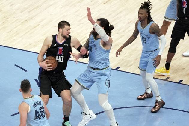 Memphis Grizzlies Steven Adams (C) guards against L.A. Clippers Ivica Zubac (L) during a NBA, Basketball Herren, USA game at the FedEx Forum in Memphis, Tennessee, USA, 8, February, 2022. LA Clippers at Memphis Grizzlies !ACHTUNG: NUR REDAKTIONELLE NUTZUNG!  Copyright: xKARENxPULFERxFOCHTx AME4562 20220209-734c68295ccf9f53d34b2471dc423b27be233bac