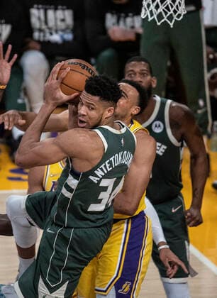 February 8, 2022, Los Angeles, California, USA: Giannis Antetokounmpo 34 of the Milwaukee Bucks looks to pass the ball during their NBA, Basketball Herren, USA game against the Los Angeles Lakers on Tuesday February 8, 2022 at Crypto.com Arena in Los Angeles, California. Lakers lose to Bucks, 116-131. PI Los Angeles USA - ZUMAp124 20220208_zaa_p124_010 Copyright: xJAVIERxROJASx