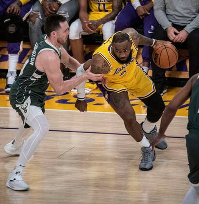 February 8, 2022, Los Angeles, California, USA: LeBron James 6 of the Los Angeles Lakers looks to get past Pat Connaughton 24 of the Milwaukee Bucks during their NBA, Basketball Herren, USA game on Tuesday February 8, 2022 at Crypto.com Arena in Los Angeles, California. Lakers lose to Bucks, 116-131. PI Los Angeles USA - ZUMAp124 20220208_zaa_p124_012 Copyright: xJAVIERxROJASx