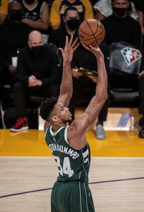 February 8, 2022, Los Angeles, California, USA: Giannis Antetokounmpo 34 of the Milwaukee Bucks puts up a free throw during their NBA, Basketball Herren, USA game against the Los Angeles Lakers on Tuesday February 8, 2022 at Crypto.com Arena in Los Angeles, California. Lakers lose to Bucks, 116-131. PI Los Angeles USA - ZUMAp124 20220208_zaa_p124_013 Copyright: xJAVIERxROJASx