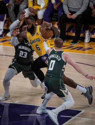 February 8, 2022, Los Angeles, California, USA: Anthony Davis 3 of the Los Angeles Lakers drives to the basket during their NBA, Basketball Herren, USA game against the Milwaukee Bucks on Tuesday February 8, 2022 at Crypto.com Arena in Los Angeles, California. Lakers lose to Bucks, 116-131. PI Los Angeles USA - ZUMAp124 20220208_zaa_p124_015 Copyright: xJAVIERxROJASx