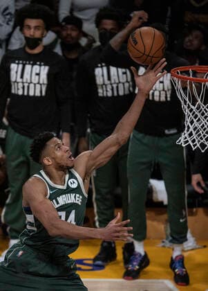 February 8, 2022, Los Angeles, California, USA: Giannis Antetokounmpo 34 of the Milwaukee Bucks puts up a layup during their NBA, Basketball Herren, USA game against the Los Angeles Lakers on Tuesday February 8, 2022 at Crypto.com Arena in Los Angeles, California. Lakers lose to Bucks, 116-131. PI Los Angeles USA - ZUMAp124 20220208_zaa_p124_025 Copyright: xJAVIERxROJASx