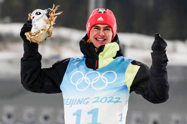 Bilder des Jahres 2022, Sport 02 Februar Sport Themen der Woche KW06 Sport Bilder des Tages OLYMPICS - Winter Olympic Games, Olympische Spiele, Olympia, OS Beijing 2022 ZHANGJIAKOU,CHINA,09.FEB.22 - OLYMPICS, NORDIC SKIING, NORDIC COMBINED, CROSS COUNTRY - Winter Olympic Games Beijing 2022, 10km Gundersen, men. Image shows the rejoicing of Vinzenz Geiger (GER).  GEPAxpictures xPatrickxSteiner