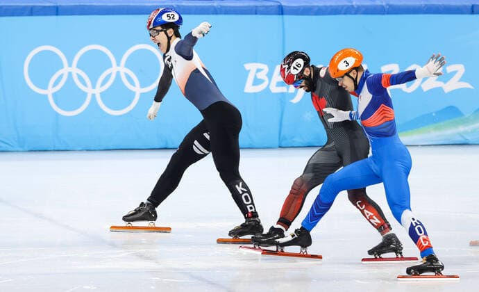 Bilder des Jahres 2022, Sport 02 Februar Sport Themen der Woche KW06 Sport Bilder des Tages (220209) -- BEIJING, Feb. 9, 2022 -- Hwang Daeheon (1st L) of South Korea crosses the finish line during the men s 1,500m short track Speed skating, Eisschnelllauf final at Capital Indoor Stadium in Beijing, capital of China, Feb. 9, 2022. ) (BEIJING 2022)CHINA-BEIJING-OLYMPIC Winter games, Winterspiele,Spiele, Summer games SHORT TRACK SPEED SKATING-MEN S 1,500M-FINAL (CN) YangxLei 