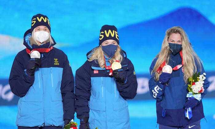(220209) -- ZHANGJIAKOU, Feb. 9, 2022 -- Gold medalist Jonna Sundling (C) and Silver medalist Maja Dahlqvist (L) of Sweden, Bronze medalist Jessie Diggins of the United States pose for photos during the awarding ceremony of women s cross-country skiing sprint free at Zhangjiakou Medals Plaza of the Winter Olympics in Zhangjiakou, north China s Hebei Province, Feb. 9, 2022. ) (BEIJING2022)CHINA- ZHANGJIAKOU-OLYMPIC Winter games, Winterspiele,Spiele, Summer games AWARDING CEREMONY (CN) DingxTing 