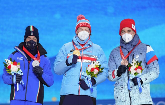 (220209) -- ZHANGJIAKOU, Feb. 9, 2022 -- Gold medalist Johannes Hoesflot Klaebo (C) of Norway, Silver medalist Federico Pellegrino (L) of Italy and Bronze medalist Alexander Terentev of ROC pose for photos during the awarding ceremony of men s cross-country skiing sprint free at Zhangjiakou Medals Plaza of the Winter Olympics in Zhangjiakou, north China s Hebei Province, Feb. 9, 2022. ) (BEIJING2022)CHINA- ZHANGJIAKOU-OLYMPIC Winter games, Winterspiele,Spiele, Summer games AWARDING CEREMONY (CN) DingxTing 