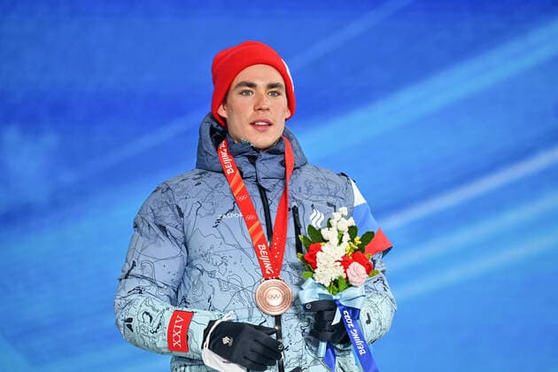 (220209) -- ZHANGJIAKOU, Feb. 9, 2022 -- Bronze medalist Alexander Terentev of ROC reacts during the awarding ceremony of men s cross-country skiing sprint free at Zhangjiakou Medals Plaza of the Winter Olympics in Zhangjiakou, north China s Hebei Province, Feb. 9, 2022. ) (BEIJING2022)CHINA- ZHANGJIAKOU-OLYMPIC Winter games, Winterspiele,Spiele, Summer games AWARDING CEREMONY (CN) GuoxCheng 