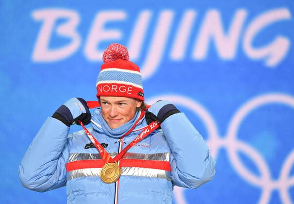 (220209) -- ZHANGJIAKOU, Feb. 9, 2022 -- Gold medalist Johannes Hoesflot Klaebo of Norway reacts during the awarding ceremony of men s cross-country skiing sprint free at Zhangjiakou Medals Plaza of the Winter Olympics in Zhangjiakou, north China s Hebei Province, Feb. 9, 2022. ) (BEIJING2022)CHINA- ZHANGJIAKOU-OLYMPIC Winter games, Winterspiele,Spiele, Summer games AWARDING CEREMONY (CN) GuoxCheng 