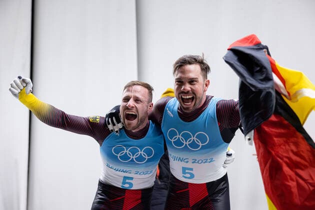 OLYMPICS - Winter Olympic Games, Olympische Spiele, Olympia, OS Beijing 2022 YANQING,CHINA,09.FEB.22 - OLYMPICS, LUGE - Winter Olympic Games Beijing 2022, doubles, men. Image shows the rejoicing of Tobias Wendl and Tobias Arlt (GER).  GEPAxpictures xDanielxGoetzhaber