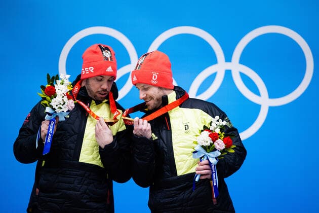 OLYMPICS - Winter Olympic Games, Olympische Spiele, Olympia, OS Beijing 2022 YANQING,CHINA,09.FEB.22 - OLYMPICS, LUGE - Winter Olympic Games Beijing 2022, doubles, men. Image shows the rejoicing of Tobias Wendl and Tobias Arlt (GER). Keywords: medal.  GEPAxpictures xDanielxGoetzhaber