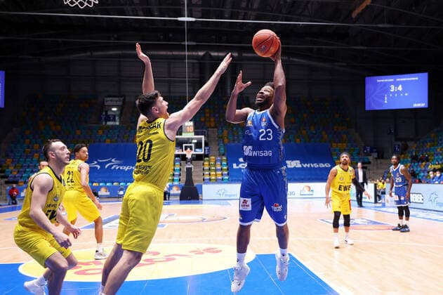 Fraport Skyliners - EWE Baskets Oldenburg, easyCredit-BBL Quantez Robertson (Fraport Skyliners, 23) gegen Michal Michalak (Oldenburg, 20). Basketball-Spiel des easyCredit BBL zwischen den Fraport Skyliners und den EWE Baskets Oldenburg am 9. Februar 2022 in der Ballsporthalle in Frankfurt am Main., Frankfurt am Main Hessen Deutschland Ballsporthalle