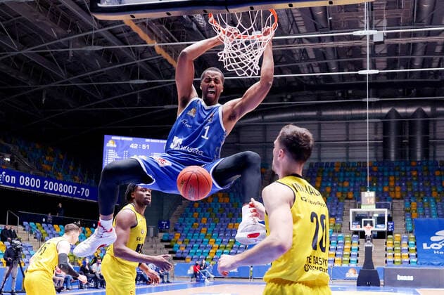 Fraport Skyliners - EWE Baskets Oldenburg, easyCredit-BBL Dunking von Jamel McLean (Fraport Skyliners, 1) gegen Michal Michalak (Oldenburg, 20). Basketball-Spiel des easyCredit BBL zwischen den Fraport Skyliners und den EWE Baskets Oldenburg am 9. Februar 2022 in der Ballsporthalle in Frankfurt am Main., Frankfurt am Main Hessen Deutschland Ballsporthalle
