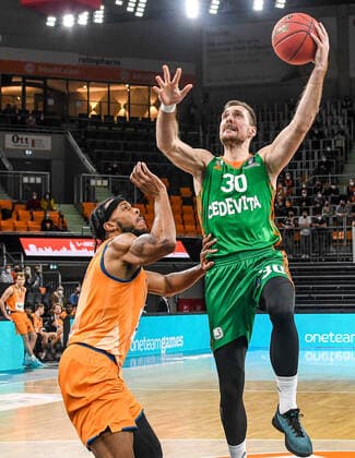 GER, EuroCup, ratiopharm ulm vs Cedevita Olimpija Ljubljana 09.02.2022, ratiopharm arena, Neu-Ulm, GER, EuroCup, ratiopharm ulm vs Cedevita Olimpija Ljubljana, im Bild Jaron Blossomgame (Ulm, 4), Zoran Dragic (Ljubljana, 30) punktet