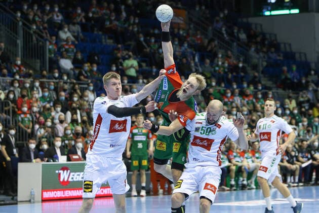 Bilder des Jahres 2022, Sport 02 Februar Sport Themen der Woche KW06 Sport Bilder des Tages 09.02.2022, xtgx, Handball, Liqui Moly HBL, SC Magdeburg - GWD Minden emspor v.l. Fynn Hermeling (Minden, 77), Matthias Musche (Magdeburg, 6), Tomas Urban (Minden, 50) wirft Tor, Torschuetze, erzielt Tor, Treffer, scores the goal Zweikampf, Duell, Kampf, tackle Magdeburg *** 09 02 2022, xtgx, handball, Liqui Moly HBL, SC Magdeburg GWD Minden emspor v l Fynn Hermeling Minden, 77 , Matthias Musche Magdeburg, 6 , Tomas Urban Minden, 50 throws goal, goal scorer, scores the goal duel, duel, fight, tackle Magdeburg