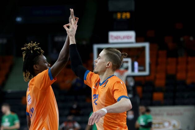 09.02.22, Neu Ulm, Deutschland, ratiopharm Arena, ratiopharm ulm vs. Cedevita Olimpija Ljubljana - Basketball 7 Days EuroCup, Marc-Antoine Loemba (ratiopharm ulm) und Thomas Klepeisz (ratiopharm ulm) gestikuliert, gestik (Foto H. Langer) Neu Ulm ratiopharm Arena Bayern Deutschland