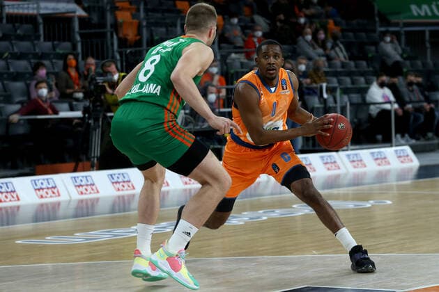 09.02.22, Neu Ulm, Deutschland, ratiopharm Arena, ratiopharm ulm vs. Cedevita Olimpija Ljubljana - Basketball 7 Days EuroCup, Edo Muric (Cedevita Olimpija Ljubljana) und Semaj Christon (ratiopharm ulm) im Zweikampf (Foto H. Langer) Neu Ulm ratiopharm Arena Bayern Deutschland