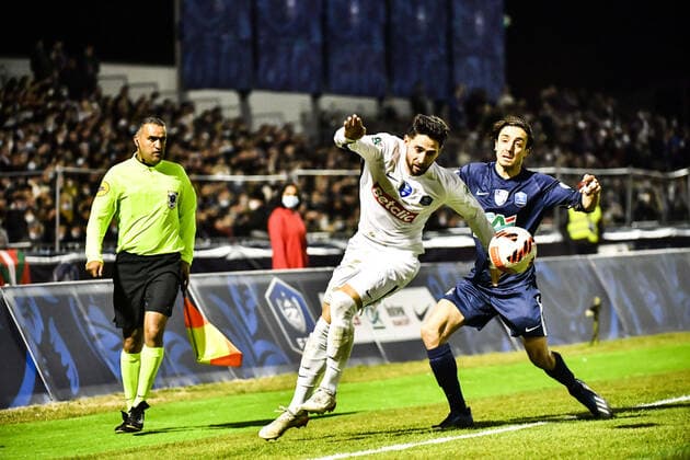 Kevin Pham Ba (vr) vs Sam Ducros (br) FOOTBALL : Bergerac vs Versailles - Quart de Finale de Coupe de France - Perigueux - Le 09 02 2022 ThierryBreton Panoramic 