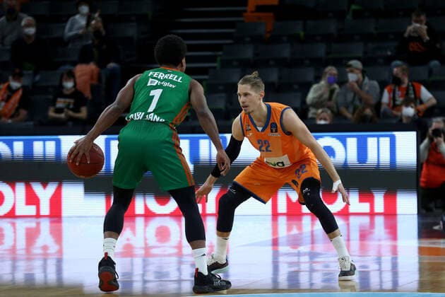 09.02.22, Neu Ulm, Deutschland, ratiopharm Arena, ratiopharm ulm vs. Cedevita Olimpija Ljubljana - Basketball 7 Days EuroCup, Yogi Ferrell (Cedevita Olimpija Ljubljana) und Thomas Klepeisz (ratiopharm ulm) im Zweikampf (Foto H. Langer) Neu Ulm ratiopharm Arena Bayern Deutschland