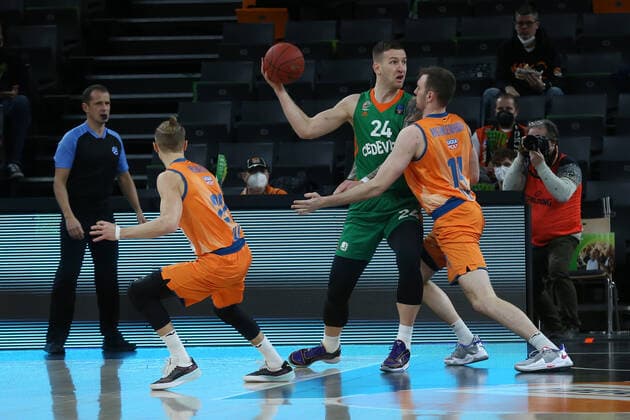 09.02.22, Neu Ulm, Deutschland, ratiopharm Arena, ratiopharm ulm vs. Cedevita Olimpija Ljubljana - Basketball 7 Days EuroCup, Thomas Klepeisz (ratiopharm ulm), Alen Omic (Cedevita Olimpija Ljubljana) und Philipp Herkenhoff (ratiopharm ulm) im Zweikampf (Foto H. Langer) Neu Ulm ratiopharm Arena Bayern Deutschland