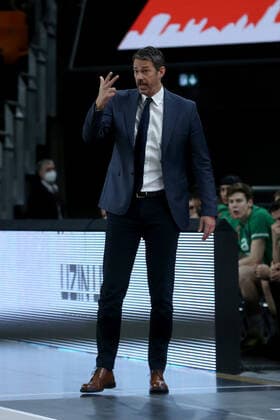 09.02.22, Neu Ulm, Deutschland, ratiopharm Arena, ratiopharm ulm vs. Cedevita Olimpija Ljubljana - Basketball 7 Days EuroCup, Head Coach Jurica Golemac (Cedevita Olimpija Ljubljana) gestikuliert, gestik (Foto H. Langer) Neu Ulm ratiopharm Arena Bayern Deutschland