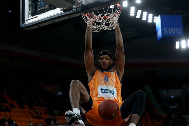 09.02.22, Neu Ulm, Deutschland, ratiopharm Arena, ratiopharm ulm vs. Cedevita Olimpija Ljubljana - Basketball 7 Days EuroCup, Jaron Blossomgame (ratiopharm ulm) in Aktion, am Ball, Einzelaktion (Foto H. Langer) Neu Ulm ratiopharm Arena Bayern Deutschland