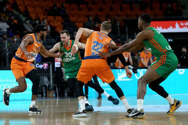 09.02.22, Neu Ulm, Deutschland, ratiopharm Arena, ratiopharm ulm vs. Cedevita Olimpija Ljubljana - Basketball 7 Days EuroCup, Jaron Blossomgame (ratiopharm ulm), Zoran Dragic (Cedevita Olimpija Ljubljana), Thomas Klepeisz (ratiopharm ulm) und Melvin Ejim (Cedevita Olimpija Ljubljana) im Zweikampf (Foto H. Langer) Neu Ulm ratiopharm Arena Bayern Deutschland