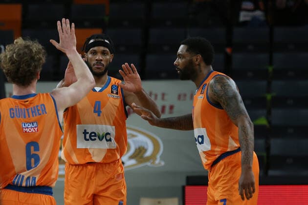 09.02.22, Neu Ulm, Deutschland, ratiopharm Arena, ratiopharm ulm vs. Cedevita Olimpija Ljubljana - Basketball 7 Days EuroCup, Per Guenther (ratiopharm ulm)m Jaron Blossomgame (ratiopharm ulm) und Sindarius Thornwell (ratiopharm ulm) gestikuliert, gestik (Foto H. Langer) Neu Ulm ratiopharm Arena Bayern Deutschland
