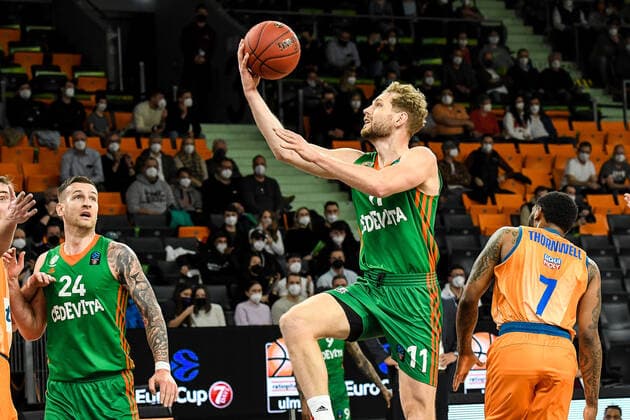 GER, EuroCup, ratiopharm ulm vs Cedevita Olimpija Ljubljana 09.02.2022, ratiopharm arena, Neu-Ulm, GER, EuroCup, ratiopharm ulm vs Cedevita Olimpija Ljubljana, im Bild Alen Omic (Ljubljana, 24), Jaka Blazic (Ljubljana, 11), Sindarius Thornwell (Ulm, 7)