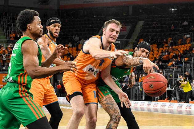 GER, EuroCup, ratiopharm ulm vs Cedevita Olimpija Ljubljana 09.02.2022, ratiopharm arena, Neu-Ulm, GER, EuroCup, ratiopharm ulm vs Cedevita Olimpija Ljubljana, im Bild Yogi Ferrell (Ljubljana, 1), Jaron Blossomgame (Ulm, 4), Philipp Herkenhoff (Ulm, 14), Zach Auguste (Ljubljana, 9)