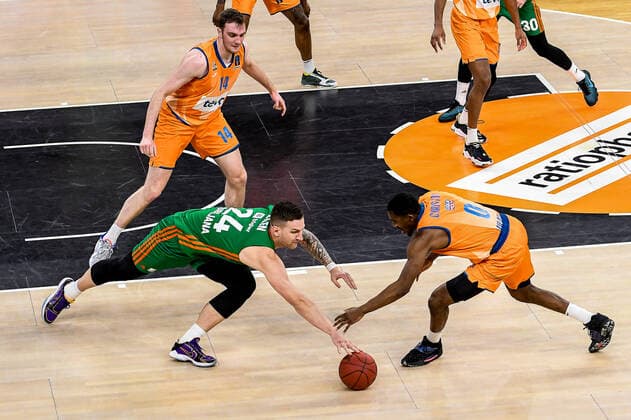 GER, EuroCup, ratiopharm ulm vs Cedevita Olimpija Ljubljana 09.02.2022, ratiopharm arena, Neu-Ulm, GER, EuroCup, ratiopharm ulm vs Cedevita Olimpija Ljubljana, im Bild Kampf um den Ball, Alen Omic (Ljubljana, 24), Semaj Christon (Ulm, 0)