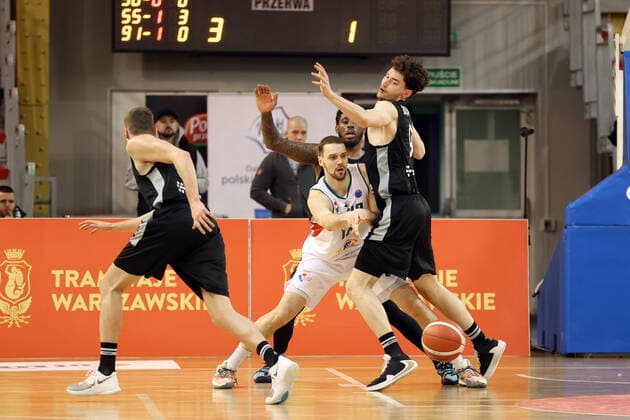 WARSZAWA 09.02.2022 MECZ PUCHAR EUROPY KOSZYKOWKI MEZCZYZN SEZON 2021 22 --- FIBA EUROPE CUP MEN S BASKETBALL MATCH IN WARSAW: LEGIA WARSZAWA - MEDI BAYREUTH GRZEGORZ KULKA SACAR ANIM KEY PATRICK BRUHNKE FOT. PIOTR KUCZA FOTOPYK NEWSPIX.PL --- Newspix.pl  220209PYK0009