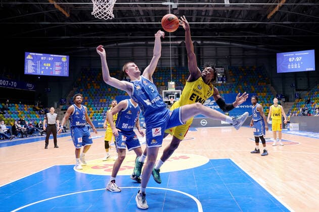 Fraport Skyliners - EWE Baskets Oldenburg, easyCredit-BBL Matt Haarms (Fraport Skyliners, 3) gegen Tai Odiase (Oldenburg, 21). Basketball-Spiel des easyCredit BBL zwischen den Fraport Skyliners und den EWE Baskets Oldenburg am 9. Februar 2022 in der Ballsporthalle in Frankfurt am Main., Frankfurt am Main Hessen Deutschland Ballsporthalle
